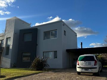 Casa de cinco ambientes en venta