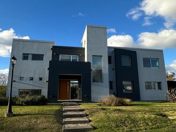 Casa de cinco ambientes en venta