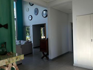 Casa de cinco ambientes en venta