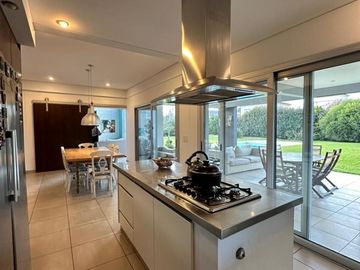 Casa de cinco ambientes en venta