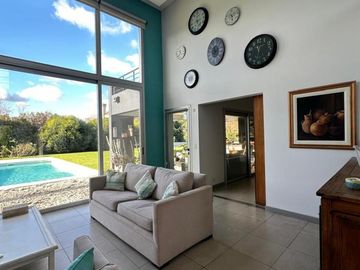 Casa de cinco ambientes en venta
