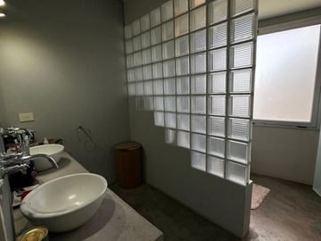 Casa de cinco ambientes en venta