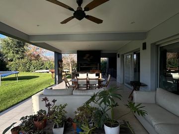 Casa de cinco ambientes en venta
