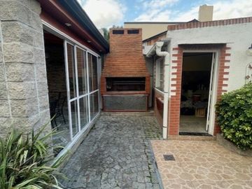 Casa de 4 Ambientes y garaje doble en Banfield.
