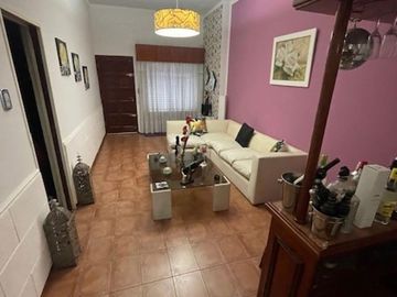 Casa de 4 Ambientes y garaje doble en Banfield.