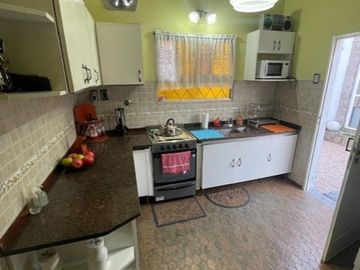 Casa de 4 Ambientes y garaje doble en Banfield.