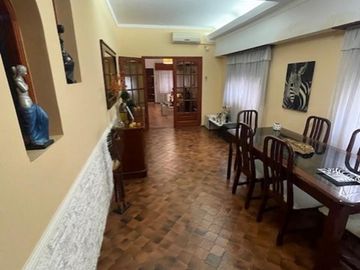 Casa de 4 Ambientes y garaje doble en Banfield.