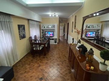 Casa de 4 Ambientes y garaje doble en Banfield.