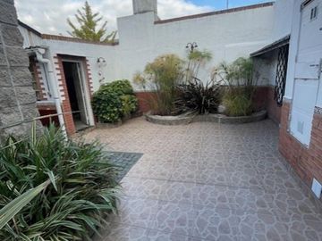 Casa de 4 Ambientes y garaje doble en Banfield.