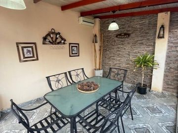 Casa de 4 Ambientes y garaje doble en Banfield.