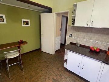 Casa de 4 Ambientes y garaje doble en Banfield.