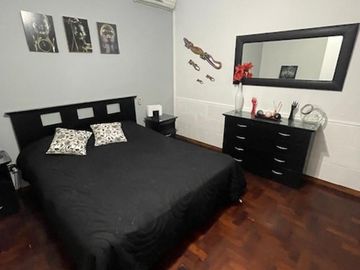 Casa de 4 Ambientes y garaje doble en Banfield.