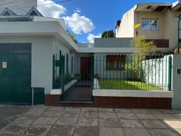 CASA EN VENTA DE 4 AMBIENTES