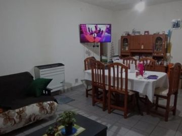 VENDO CASA 2 AMB CON PARQUE