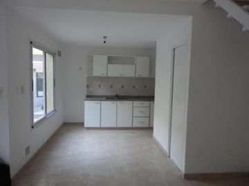 VENTA DE EXCELENTE DUPLEX 3 AMBIENTES EN LUIS GUILLÓN - 4 COCHERAS