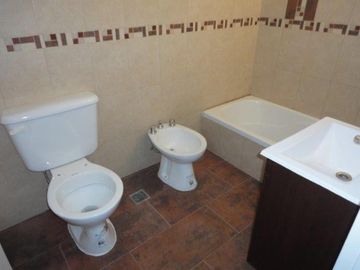 VENTA DE EXCELENTE DUPLEX 3 AMBIENTES EN LUIS GUILLÓN - 4 COCHERAS