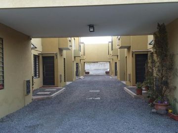 VENTA DE EXCELENTE DUPLEX 3 AMBIENTES EN LUIS GUILLÓN - 4 COCHERAS