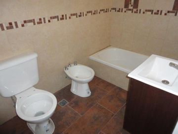 VENTA DE EXCELENTE DUPLEX 3 AMBIENTES EN LUIS GUILLÓN - 4 COCHERAS