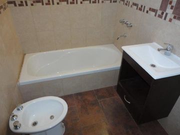VENTA DE EXCELENTE DUPLEX 3 AMBIENTES EN LUIS GUILLÓN - 4 COCHERAS