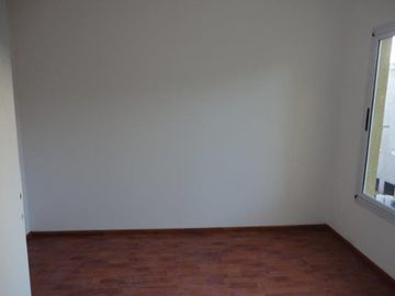 VENTA DE EXCELENTE DUPLEX 3 AMBIENTES EN LUIS GUILLÓN - 4 COCHERAS