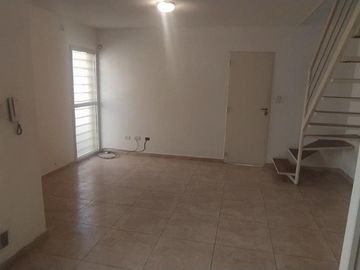 VENTA DE EXCELENTE DUPLEX 3 AMBIENTES EN LUIS GUILLÓN - 4 COCHERAS