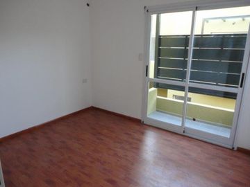 VENTA DE EXCELENTE DUPLEX 3 AMBIENTES EN LUIS GUILLÓN - 4 COCHERAS