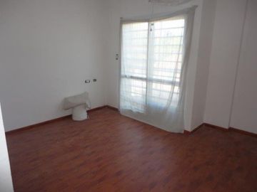 VENTA DE EXCELENTE DUPLEX 3 AMBIENTES EN LUIS GUILLÓN - 4 COCHERAS