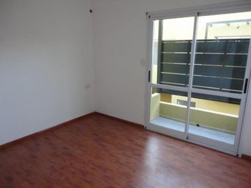 VENTA DE EXCELENTE DUPLEX 3 AMBIENTES EN LUIS GUILLÓN - 4 COCHERAS