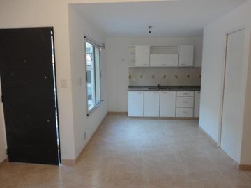 VENTA DE EXCELENTE DUPLEX 3 AMBIENTES EN LUIS GUILLÓN - 4 COCHERAS