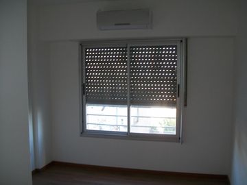 AMPLÍSIMO 2 AMBIENTES CON BALCON AL FRENTE TODO ELECTRICO GRAN CALIDAD EXELENTE ESTADO