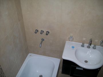 AMPLÍSIMO 2 AMBIENTES CON BALCON AL FRENTE TODO ELECTRICO GRAN CALIDAD EXELENTE ESTADO