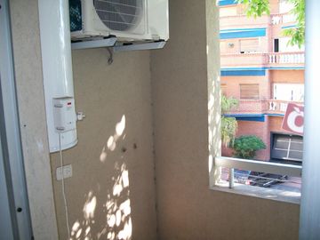 AMPLÍSIMO 2 AMBIENTES CON BALCON AL FRENTE TODO ELECTRICO GRAN CALIDAD EXELENTE ESTADO
