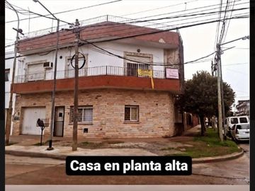 CASA EN PLANTA ALTA DE 3 AMBIENTES CON COCHERA.