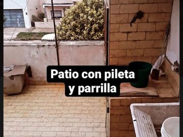 CASA EN PLANTA ALTA DE 3 AMBIENTES CON COCHERA.
