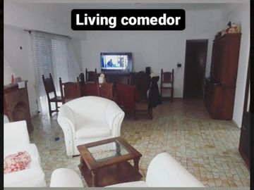 CASA EN PLANTA ALTA DE 3 AMBIENTES CON COCHERA.