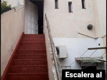 CASA EN PLANTA ALTA DE 3 AMBIENTES CON COCHERA.
