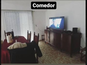 CASA EN PLANTA ALTA DE 3 AMBIENTES CON COCHERA.