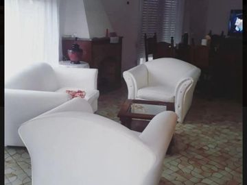 CASA EN PLANTA ALTA DE 3 AMBIENTES CON COCHERA.
