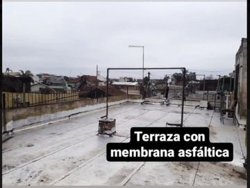 CASA EN PLANTA ALTA DE 3 AMBIENTES CON COCHERA.