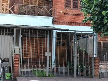 VENTA - TAPIALES - EXCELENTE DUPLEX 4 AMBIENTES CON GARAJE  AL FRENTE