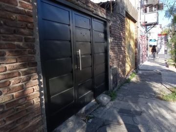 LOCAL COMERCIAL EN ESQUINA SOBRE AVENIDA CON VIVIENDA EN PLANTA ALTA, SUBDIVIDIO BAJO PH