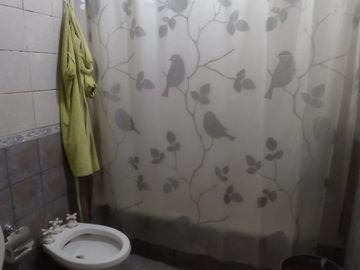 LOCAL COMERCIAL EN ESQUINA SOBRE AVENIDA CON VIVIENDA EN PLANTA ALTA, SUBDIVIDIO BAJO PH