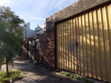 LOCAL COMERCIAL EN ESQUINA SOBRE AVENIDA CON VIVIENDA EN PLANTA ALTA, SUBDIVIDIO BAJO PH