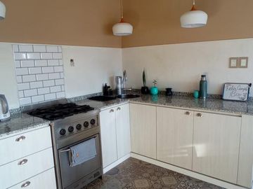 LOCAL COMERCIAL EN ESQUINA SOBRE AVENIDA CON VIVIENDA EN PLANTA ALTA, SUBDIVIDIO BAJO PH