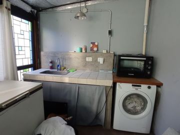 LOCAL COMERCIAL EN ESQUINA SOBRE AVENIDA CON VIVIENDA EN PLANTA ALTA, SUBDIVIDIO BAJO PH