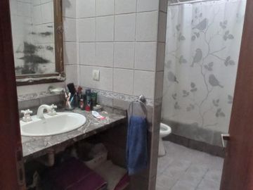 LOCAL COMERCIAL EN ESQUINA SOBRE AVENIDA CON VIVIENDA EN PLANTA ALTA, SUBDIVIDIO BAJO PH