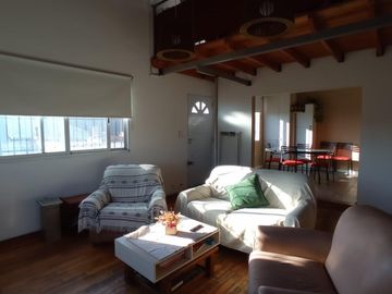 LOCAL COMERCIAL EN ESQUINA SOBRE AVENIDA CON VIVIENDA EN PLANTA ALTA, SUBDIVIDIO BAJO PH