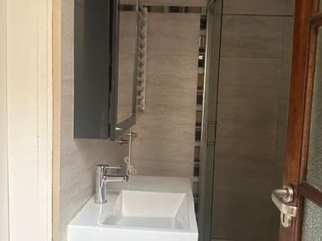 CASA EN ESQUINA DE TRES AMB CON PATIO Y TERRAZA CON SEGUNDO BAÑO Y QUINCHO