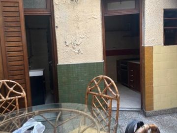 CASA EN ESQUINA DE TRES AMB CON PATIO Y TERRAZA CON SEGUNDO BAÑO Y QUINCHO