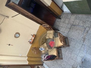 CASA EN ESQUINA DE TRES AMB CON PATIO Y TERRAZA CON SEGUNDO BAÑO Y QUINCHO